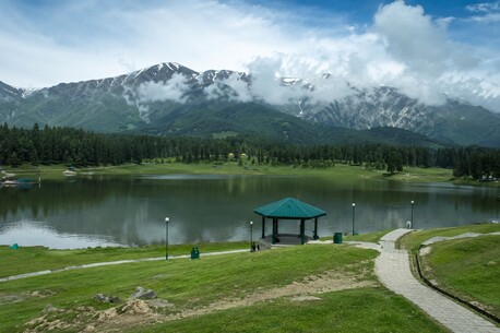Mumbai, Travel, Affordable Kashmir Trip Package With Houseboat Stay & Sightseeing