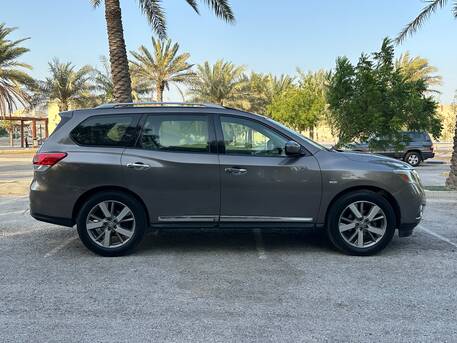 Riffa, Vehicles, Cars & Trucks , BHD 2650,  Nissan Pathfinder 3.5 Full Option Panorama,  2014,  Automatic,  137000 KM,  Excellent Condition