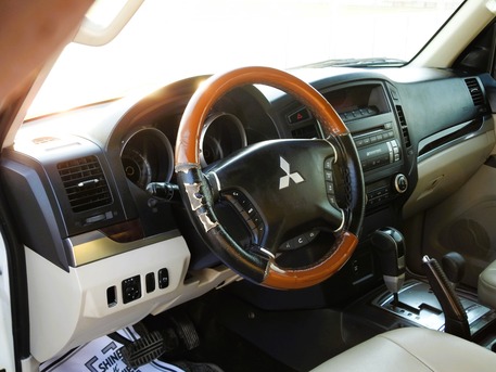 Manama, Vehicles, Cars & Trucks , BHD 2800,  Mitsubishi Pajero,  2012,  Automatic,  300000 KM,   FULL OPTION  MODEL FOR SALE