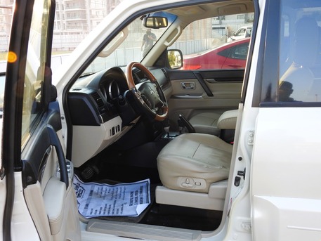Manama, Vehicles, Cars & Trucks , BHD 2800,  Mitsubishi Pajero,  2012,  Automatic,  300000 KM,   FULL OPTION  MODEL FOR SALE
