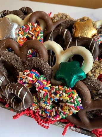New York, Food, USD 65,  Chocolate Covered Pretzel Basket, Holiday Version