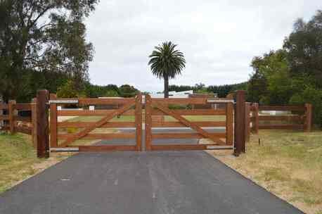 Sydney, Business, Who Builds Custom Swing Gates Portsea Residents Trust?