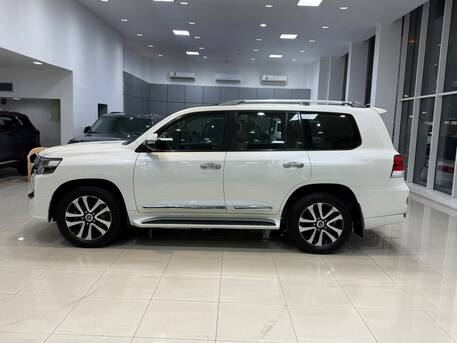 Manama, Vehicles, Cars & Trucks , BHD 17900,  Toyots Land Cruiser GXR,  2019,  Automatic,  206200 KM,    (Pearl)