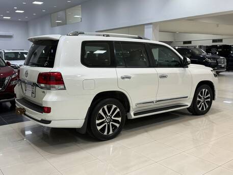 Manama, Vehicles, Cars & Trucks , BHD 17900,  Toyots Land Cruiser GXR,  2019,  Automatic,  206200 KM,    (Pearl)