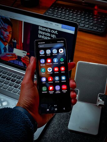Paris, Business, Feature-Rich Screen Mirroring App For Seamless Device Connectivity