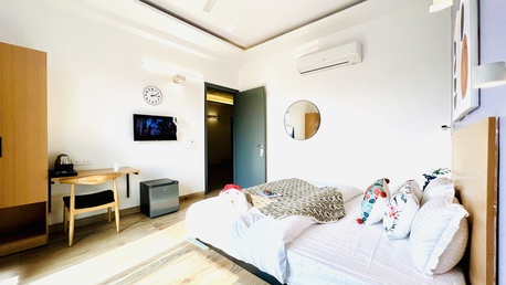 Gurgaon, Apartments, Flats, Houses & Villas, INR 2500/day,  Furnished,  Studio,  350 Sq. Feet,  Deluxe Room With Balcony Sec 38 Gurgaon