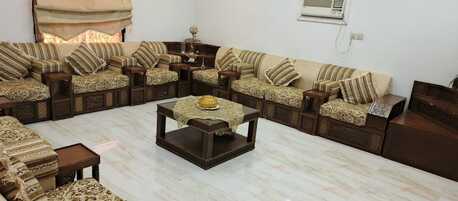 Yanbu, Furniture, SAR 1000,  غرفة ضيوف ملكية Selling A Premium, High-quality Royal Guest Room Sofa Set (Arabic Majlis S