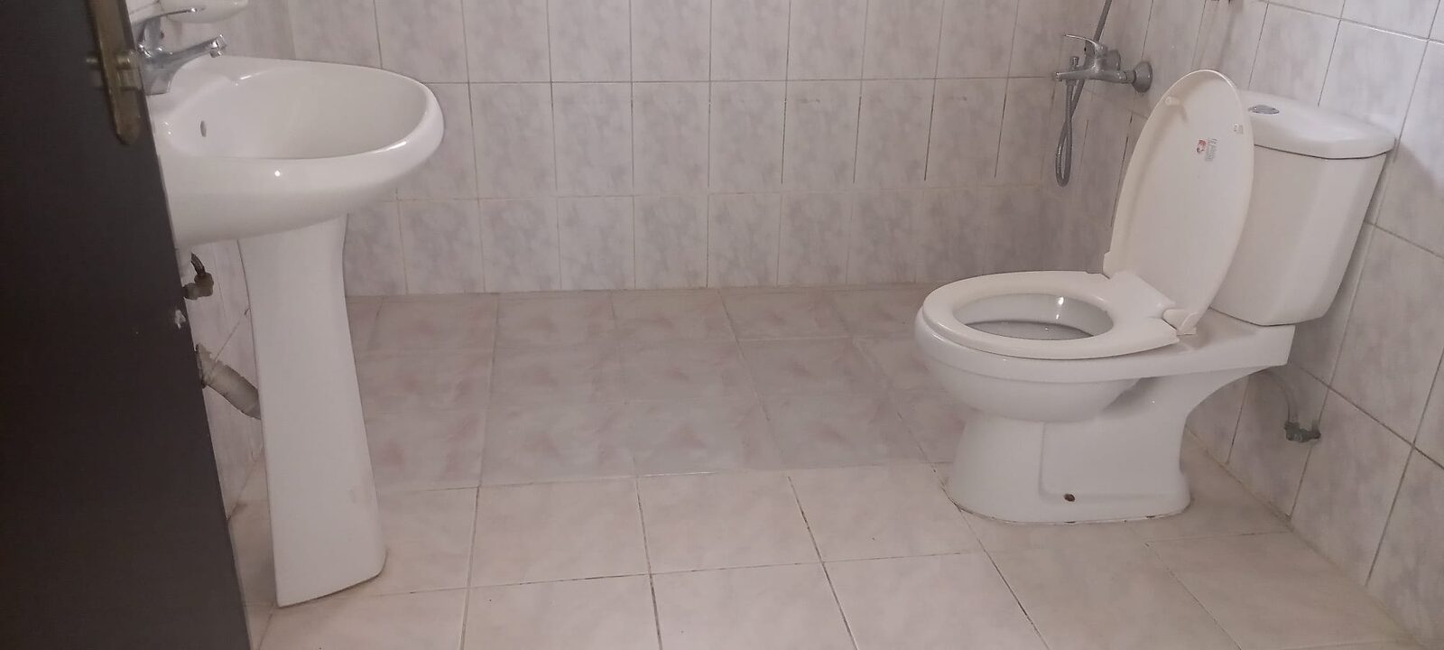 Hoora, Apartments, Flats, Houses & Villas, BHD 300/month,  2 BR,  #2 BEDROOMS,2 BATHROOMS,HALL,KITCHEN,SEMI FURNISHED,WITH A/C,EWA- FLAT FOR RENT #