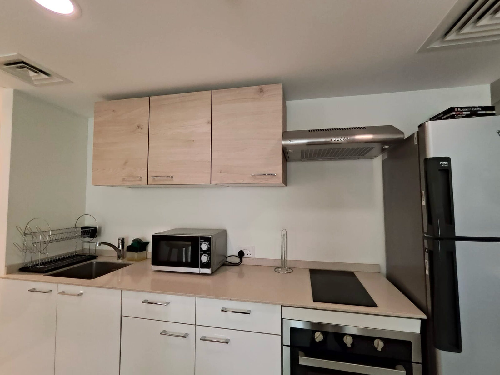 Busaiteen, Apartments, Flats, Houses & Villas, BHD 400/month,  1 BR,  🏡 Spacious Executive 1BR Suite For Rent In Busaiteen | Fully Furnished | Gym & Pool | Nea