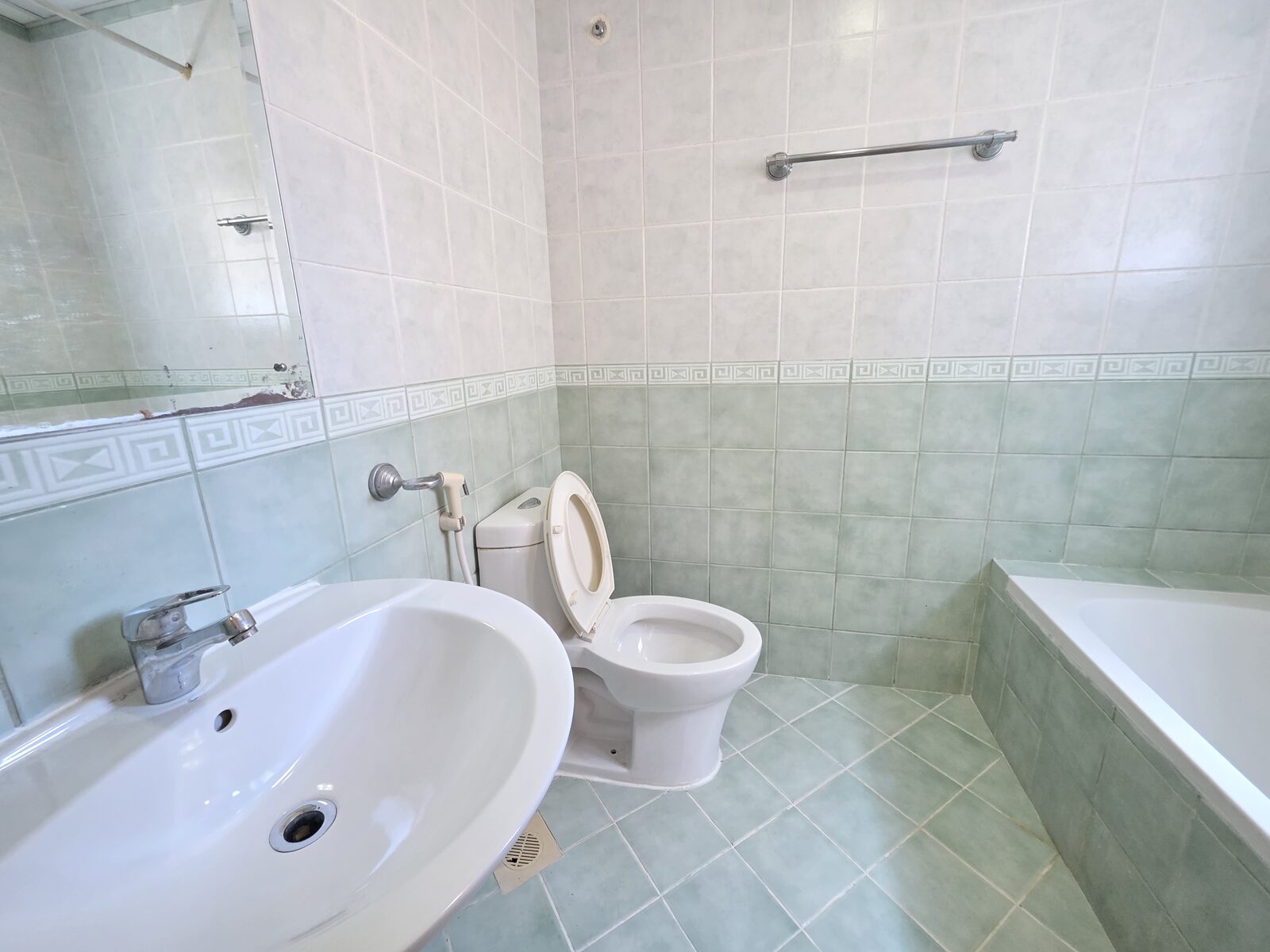 Juffair, Apartments, Flats, Houses & Villas, BHD 250/month,  Furnished,  1 BR,  Spacious 1 Bhk Flat | Free Internet & H/k | Family Bulding | Near Ramez Mall Juffair.