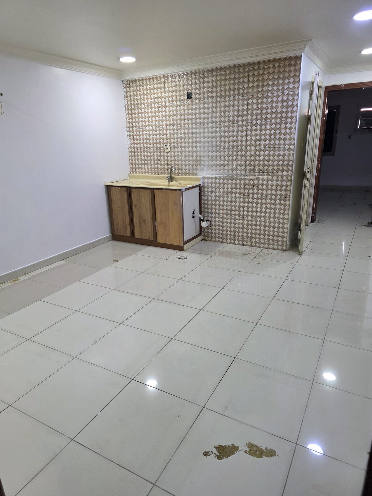 Dammam, Apartments, Flats, Houses & Villas, SAR 1400/month,  2 BR,  2 Room Flat Is Available For Rent (for Singles Not For Family)