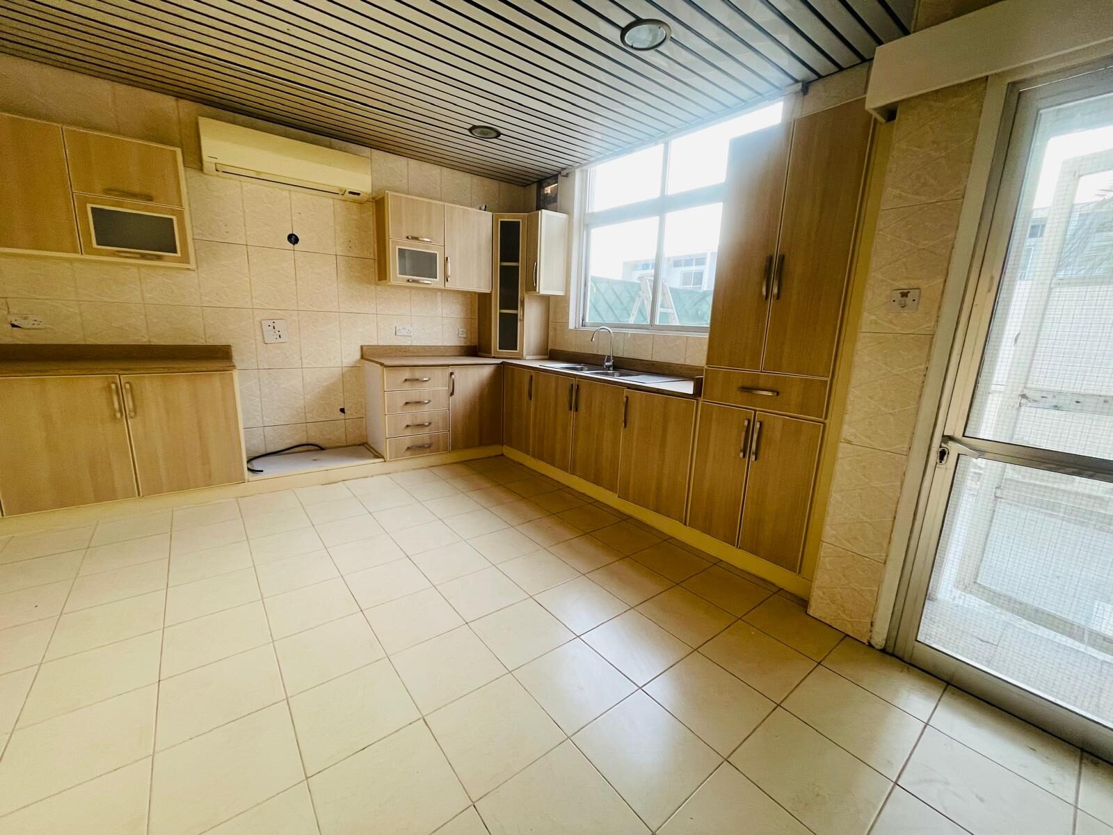 Saar, Apartments, Flats, Houses & Villas, BHD 550/month,  5 BR,  200 Sq. Meter,  Spacious 5 Bed Compound Villa - Pool