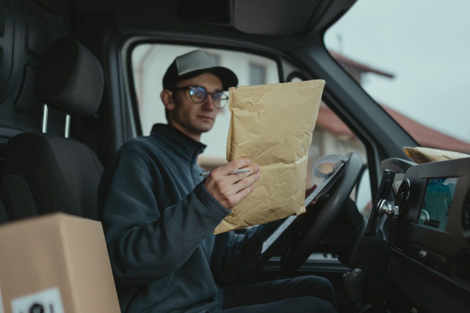 London, Delivery, Trakiin: A Smarter Way To Keep Every Delivery Within Reach