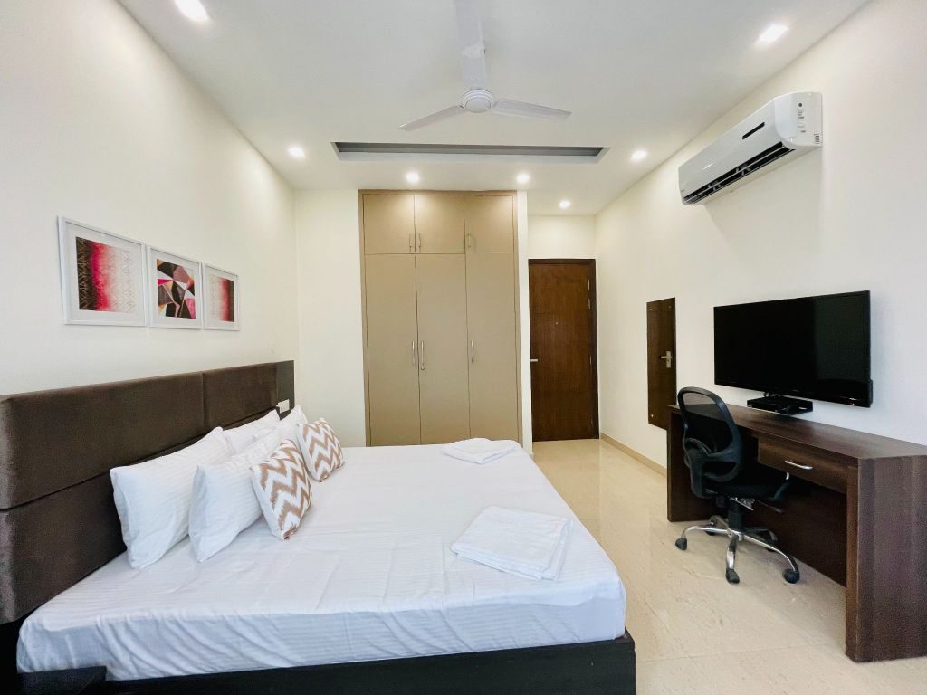 Gurgaon, Apartments, Flats, Houses & Villas, INR 4000/day,  Furnished,  1 BR,  550 Sq. Meter,  One Bedroom Apartment Dlf Cyber City