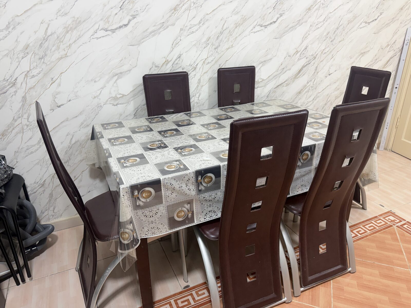 Al Baghdadyiah Al Gharbyia, Household Items, SAR 400,  Dining Table With 6 Chairs