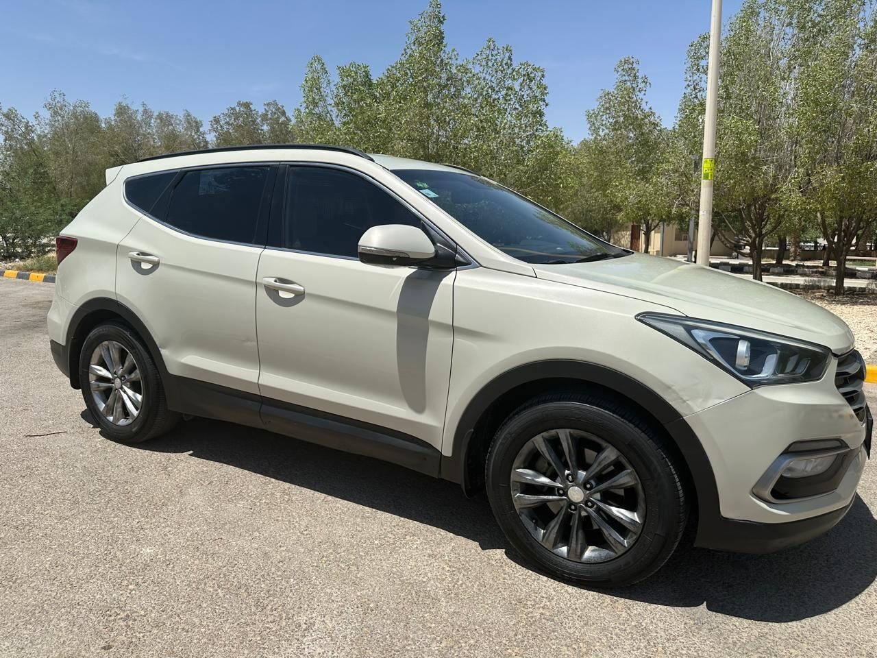 Riyadh, Vehicles, Cars & Trucks , SAR 36000,  Hyundai Santa Fe,  2016,  Automatic,  172000 KM,    Family SUV - 2.4L - 172,000 KM