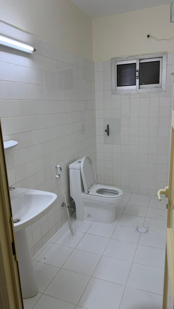 Madinat Al Ummal, Bedspace For Rent, SAR 1000/month,  270 Sq. Feet,  Executive Bachelor Room Available For Rent In Family Flat ***Ground Floor***