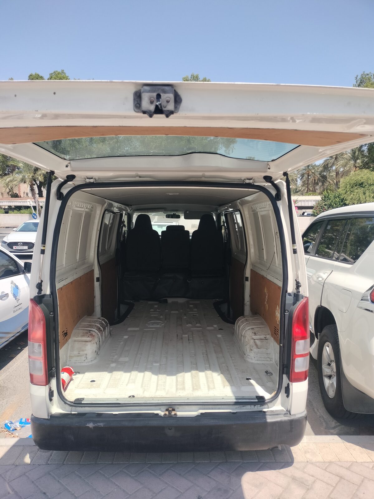 Manama, Vehicles, Cars & Trucks , Toyota Hi-Ace,  2015,  Manual,  228000 KM,   Toyota Hiace Cargo Goods Delivery Bus.