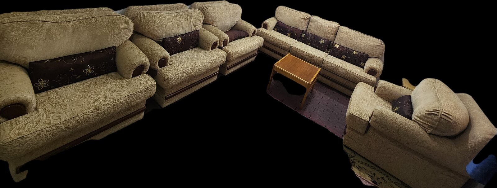 Jeddah, Furniture, SAR 500,  7-Seater Classic Sofa Set + Center Table (Good Condition)/طقم كنب 7 مقاعد + طاولة