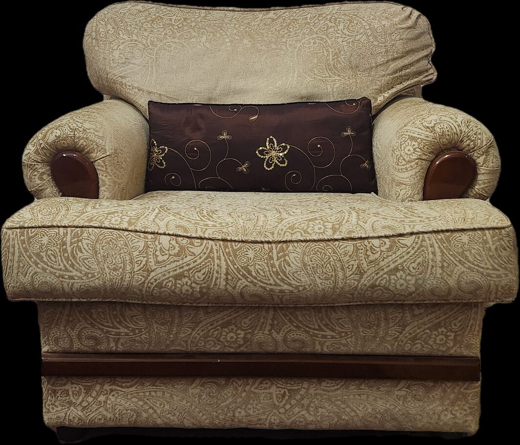 Jeddah, Furniture, SAR 500,  7-Seater Classic Sofa Set + Center Table (Good Condition)/طقم كنب 7 مقاعد + طاولة