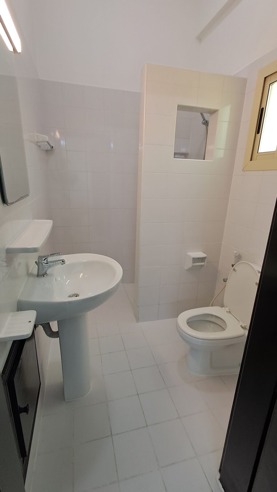 Adliya, Apartments, Flats, Houses & Villas, BHD 300/month,  2 BR,  Un Furnished Flat In Adliya With Electricity