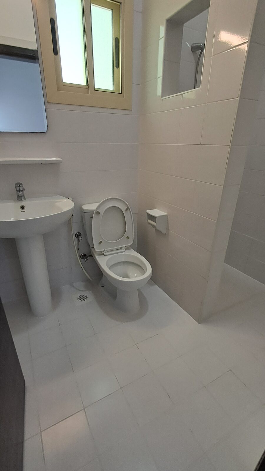 Adliya, Apartments, Flats, Houses & Villas, BHD 300/month,  2 BR,  Un Furnished Flat In Adliya With Electricity