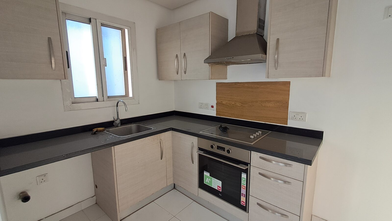 Adliya, Apartments, Flats, Houses & Villas, BHD 280/month,  1 BR,  Semi Furnished Flat In Adliya Near Andalus Garden With Unlimited Electricity - 280 BD