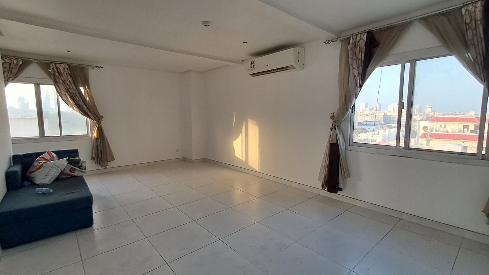 Adliya, Apartments, Flats, Houses & Villas, BHD 280/month,  1 BR,  Semi Furnished Flat In Adliya Near Andalus Garden With Unlimited Electricity - 280 BD