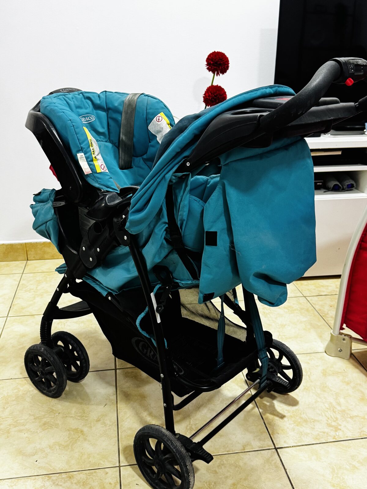 Akrabia, Baby & Kid Stuff, SAR 450,  Graco Stroller With Car Seat - Looks New