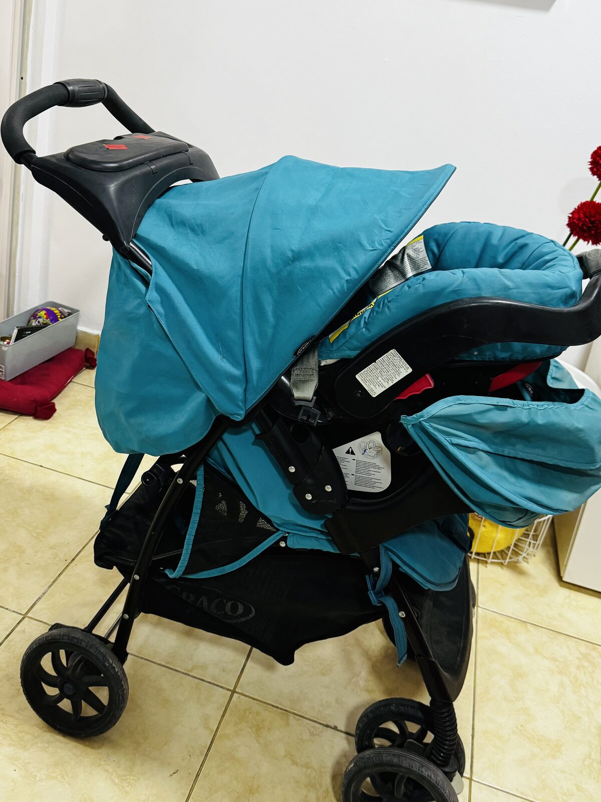 Akrabia, Baby & Kid Stuff, SAR 450,  Graco Stroller With Car Seat - Looks New