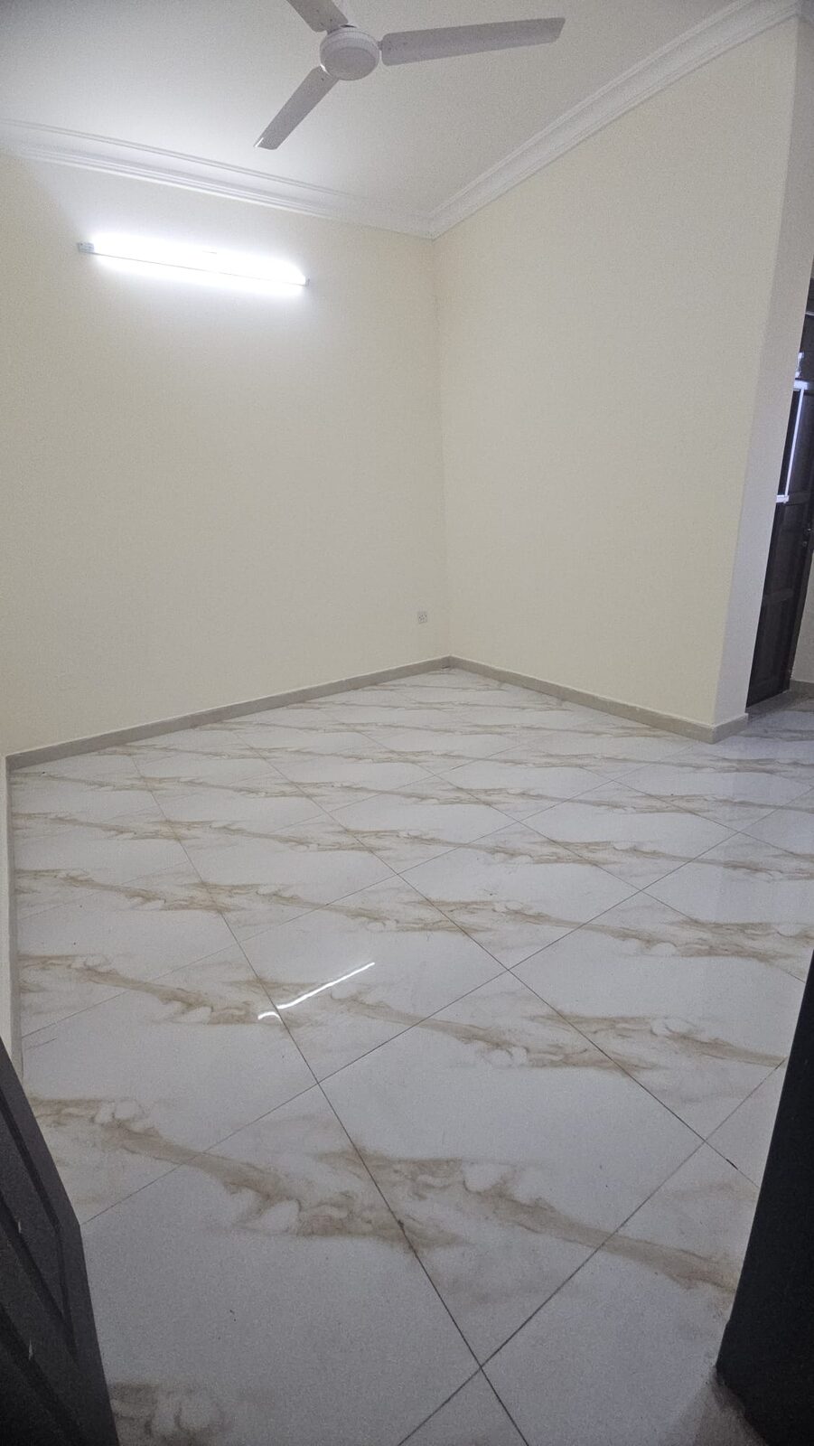 Salmaniya, Apartments, Flats, Houses & Villas, BHD 330/month,  3 BR,  3 Bedroom Semi Furnished Flat For Rent With Ewa Unlimited