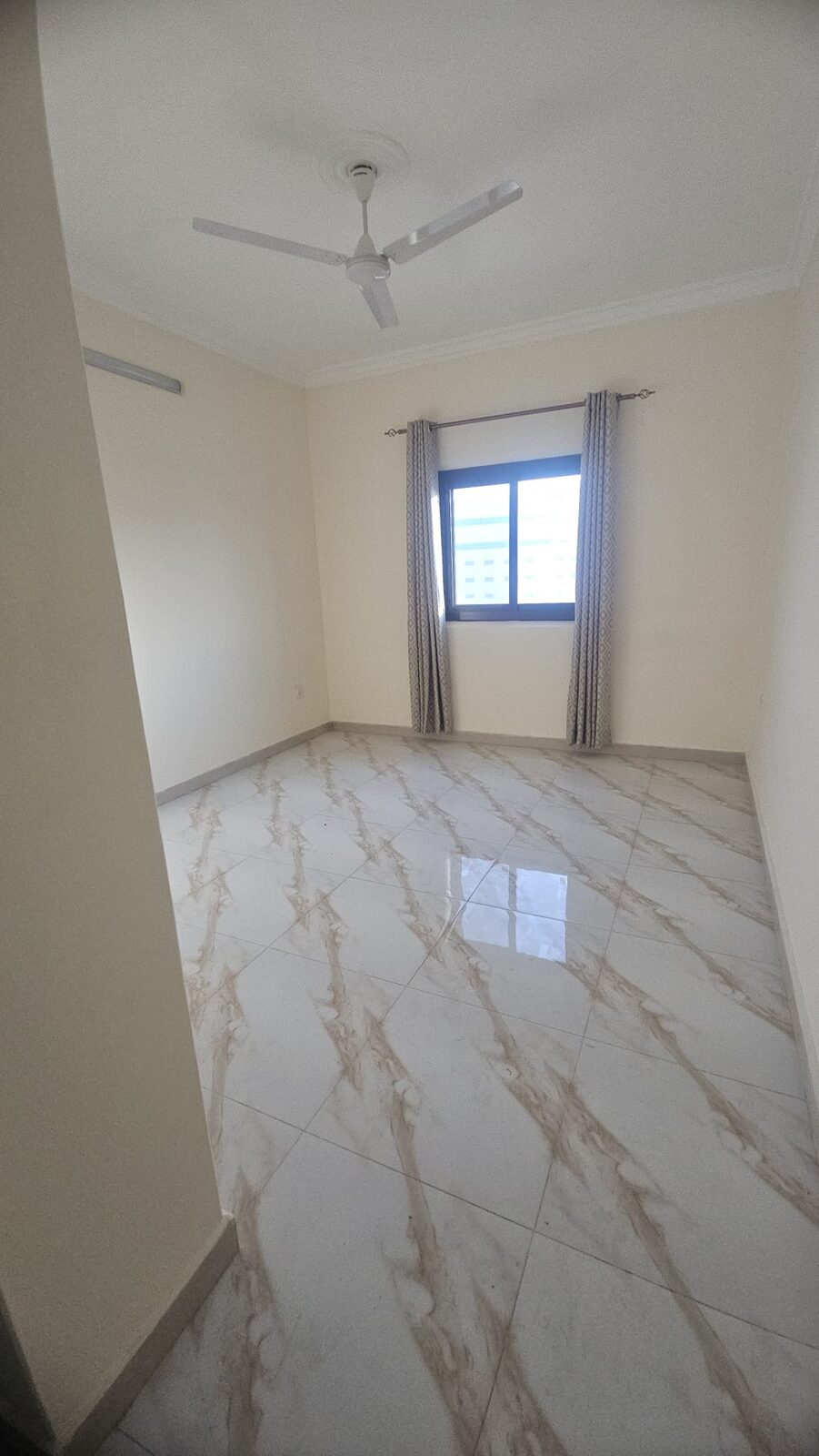 Salmaniya, Apartments, Flats, Houses & Villas, BHD 330/month,  3 BR,  3 Bedroom Semi Furnished Flat For Rent With Ewa Unlimited