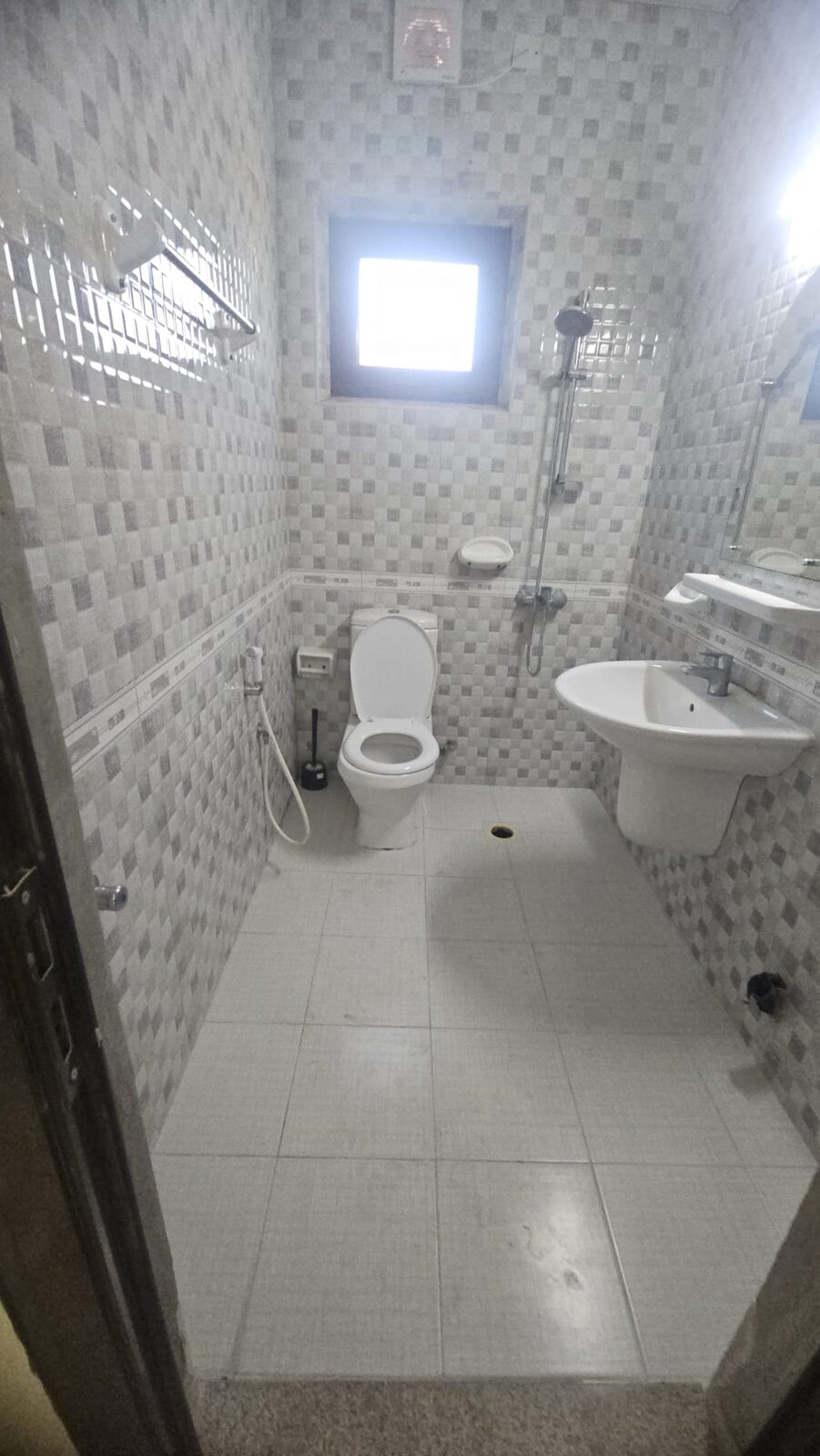 Salmaniya, Apartments, Flats, Houses & Villas, BHD 330/month,  3 BR,  3 Bedroom Semi Furnished Flat For Rent With Ewa Unlimited