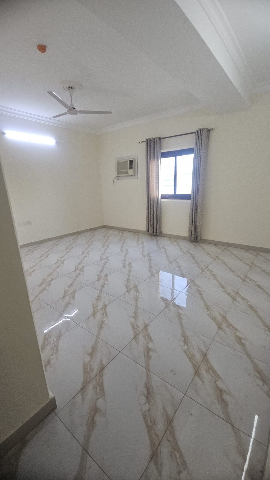 Salmaniya, Apartments, Flats, Houses & Villas, BHD 330/month,  3 BR,  3 Bedroom Semi Furnished Flat For Rent With Ewa Unlimited