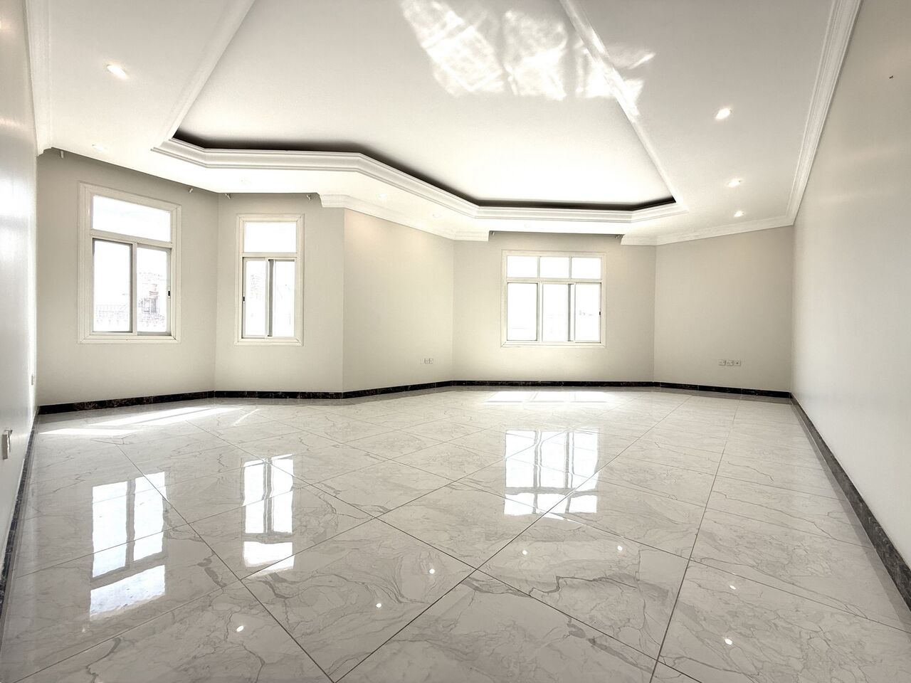 Kuwait City, Apartments, Flats, Houses & Villas, KWD 750/month,  3 BR,  Abu Al Hasania - Great Big Floor With Balconies