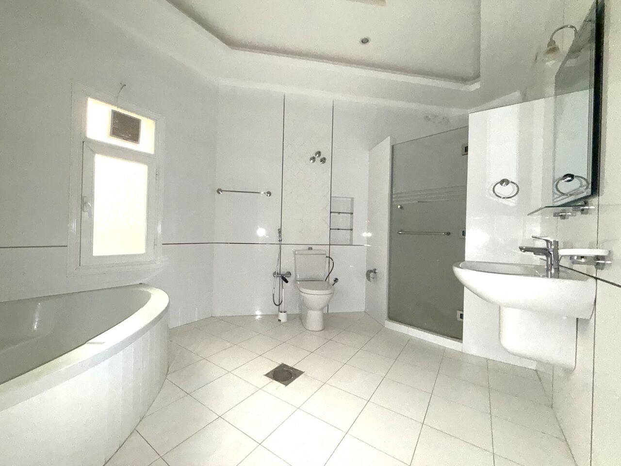 Kuwait City, Apartments, Flats, Houses & Villas, KWD 750/month,  3 BR,  Abu Al Hasania - Great Big Floor With Balconies