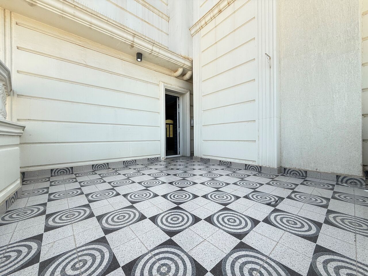 Kuwait City, Apartments, Flats, Houses & Villas, KWD 750/month,  3 BR,  Abu Al Hasania - Great Big Floor With Balconies