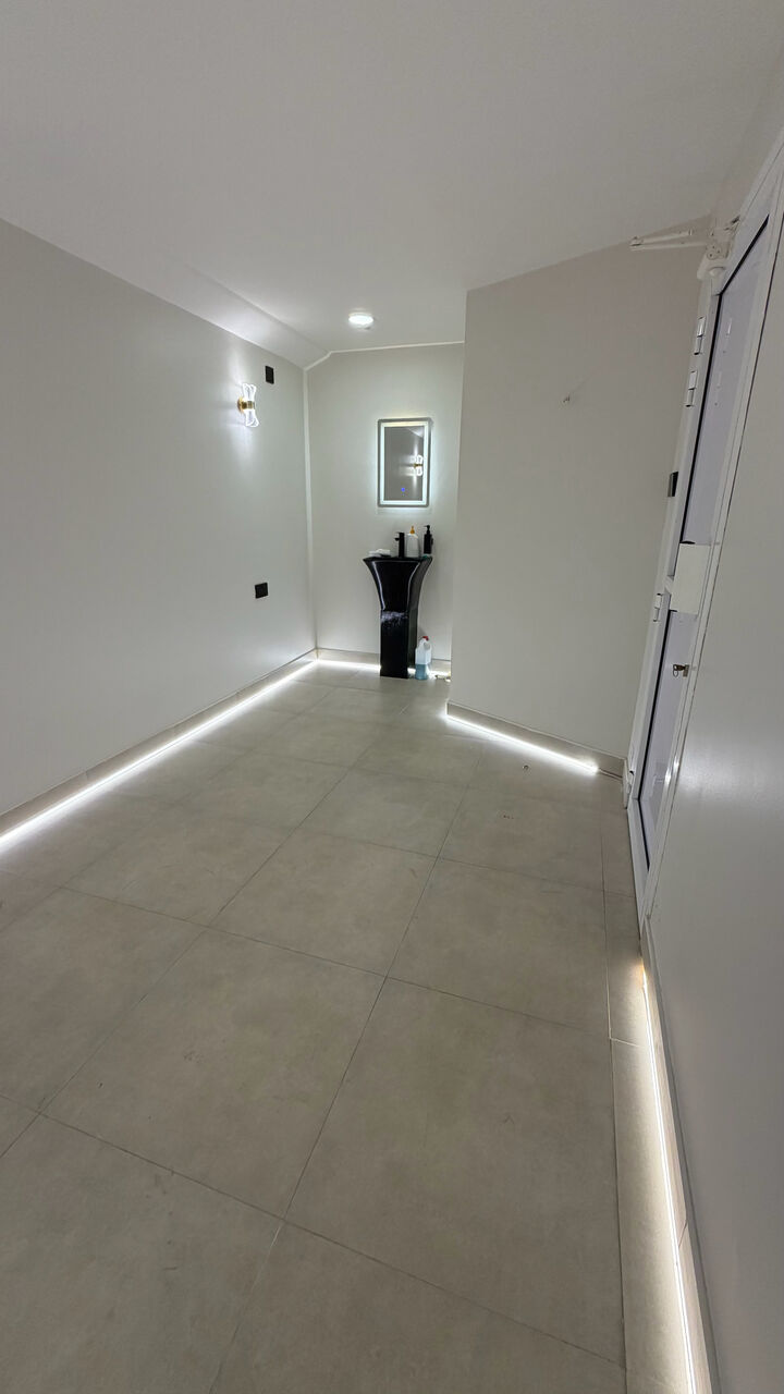 Manama, Shops, BHD 8000,  65 Sq. Meter,  Ladies Salon For Sale