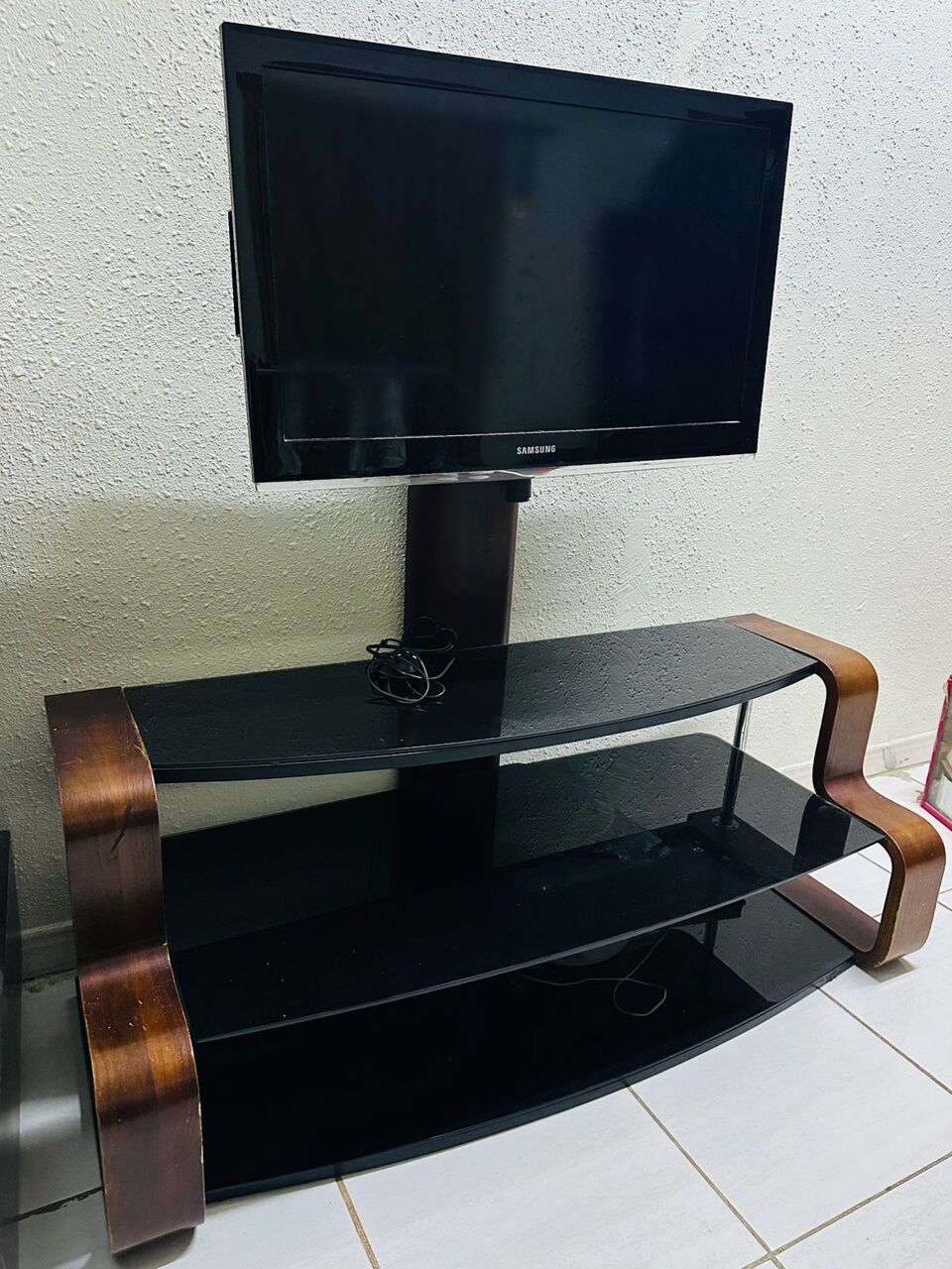 Dammam, Household Items, SAR 1,  For Sale &ndash; Samsung TV + TV Stand + Brand New Mi TV Stick