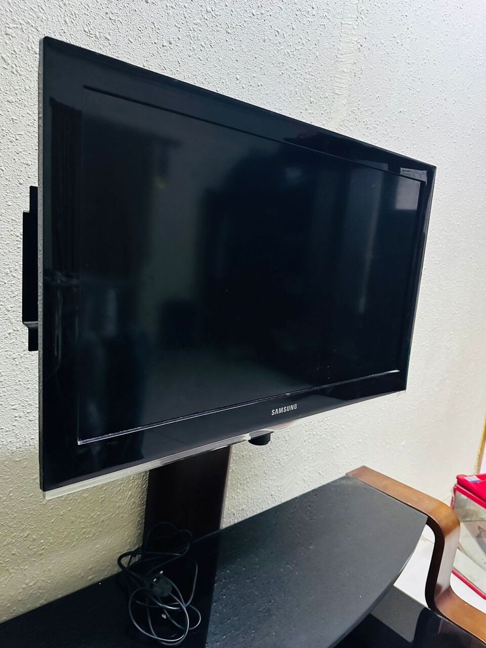 Dammam, Household Items, SAR 1,  For Sale &ndash; Samsung TV + TV Stand + Brand New Mi TV Stick