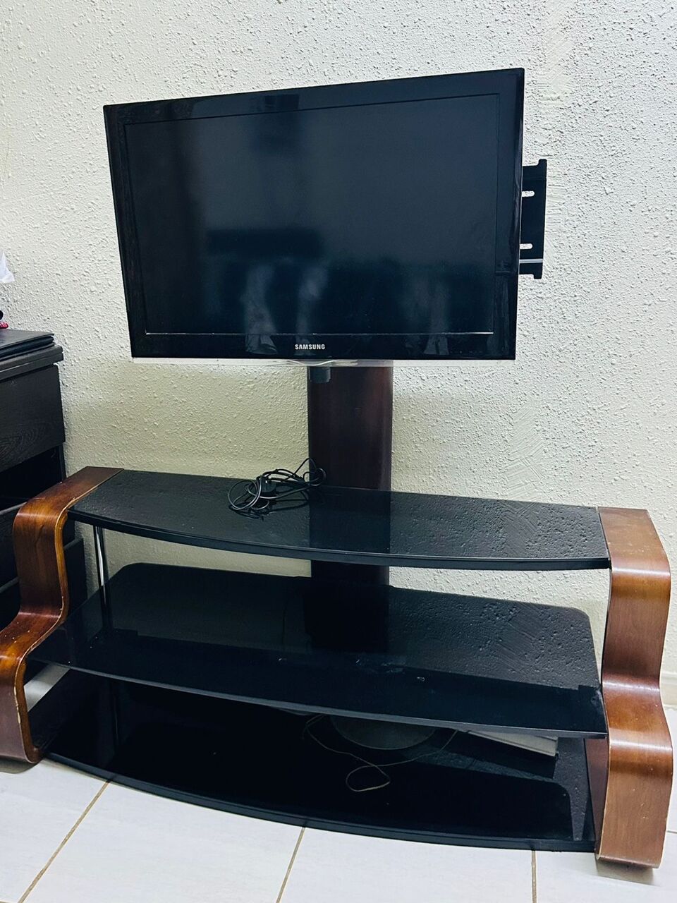 Dammam, Household Items, SAR 1,  For Sale &ndash; Samsung TV + TV Stand + Brand New Mi TV Stick