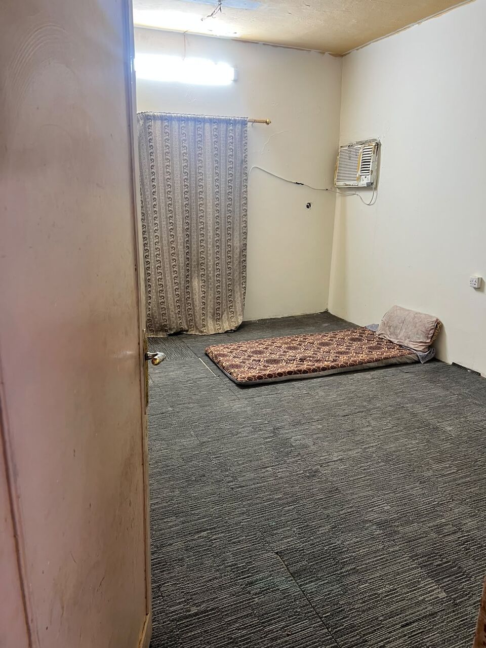 Riyadh, Rooms for Rent, SAR 800/month,  A Big Room Ready To Live For Bachler