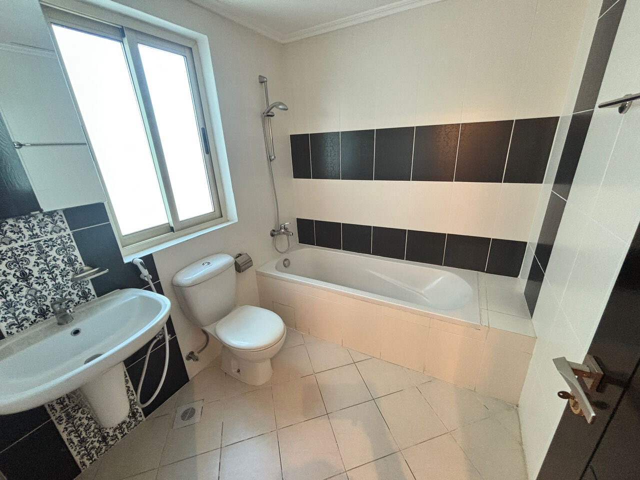Segaya, Apartments, Flats, Houses & Villas, BHD 550/month,  3 BR,  Luxury Spacious & Bright 3BHK | Fully Furnished | Gym, Pool & WiFi | Salmaniya / Zinj / Se