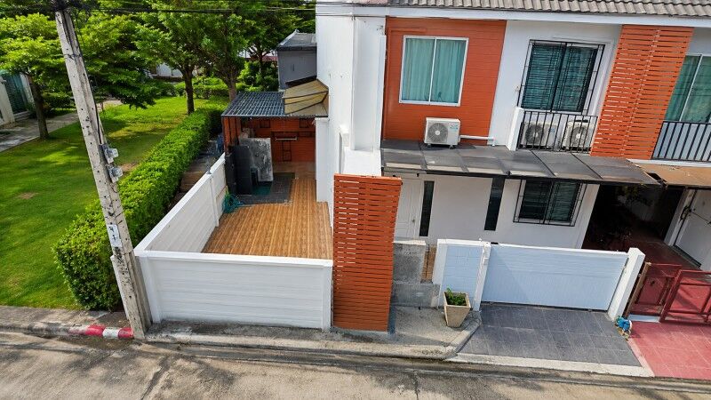 Bangkok, Villas, THB 23998,  28 Sq. Feet,  2-story Townhome, Corner Unit, 3 Bedrooms, 2 Bathrooms, Newly Renovated, With Furniture,