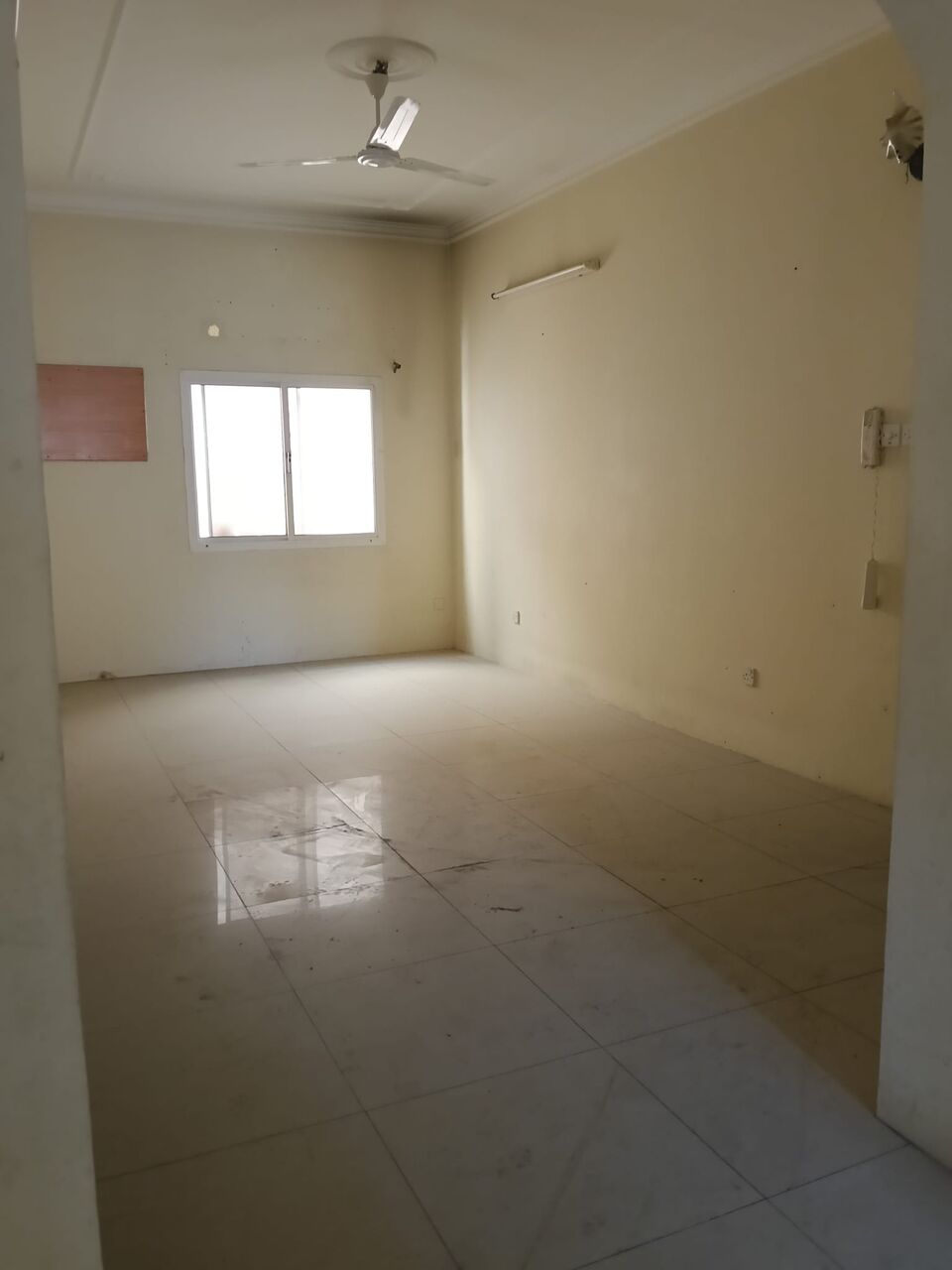 Salmaniya, Apartments, Flats, Houses & Villas, BHD 180/month,  2 BR,  2 Bedroom Unfurnished Flat For Without Ewa