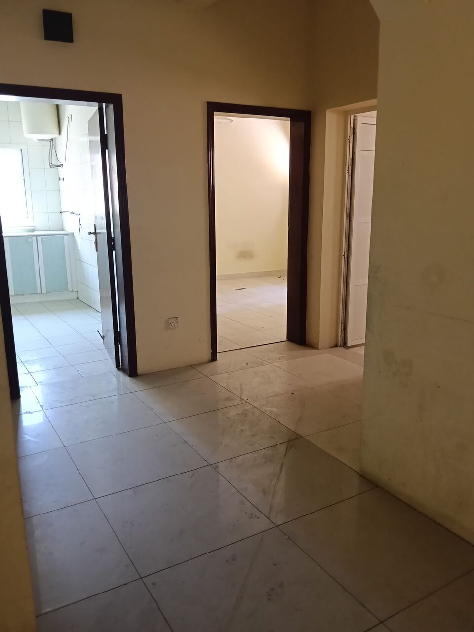 Salmaniya, Apartments, Flats, Houses & Villas, BHD 180/month,  2 BR,  2 Bedroom Unfurnished Flat For Without Ewa