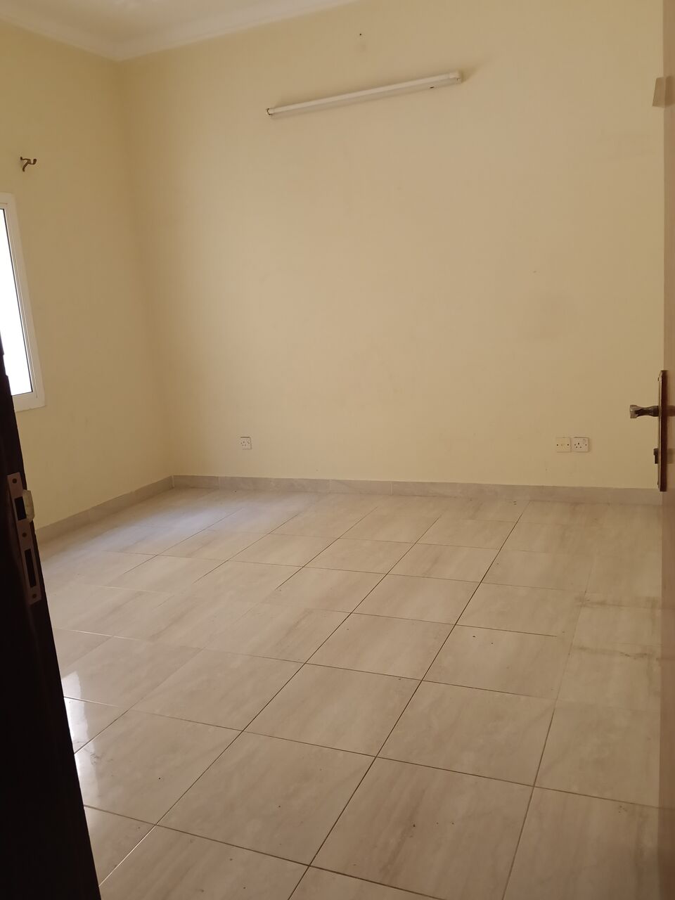 Salmaniya, Apartments, Flats, Houses & Villas, BHD 180/month,  2 BR,  2 Bedroom Unfurnished Flat For Rent Without Ewa