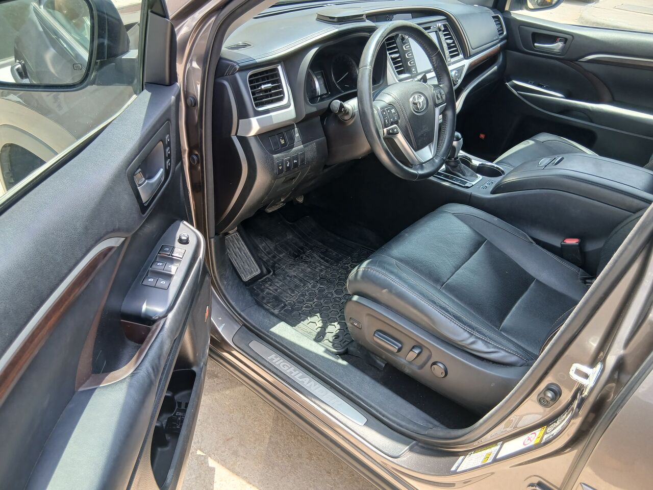 Riyadh, Vehicles, Cars & Trucks , SAR 74500,  Toyota Highlander,  2015,  Automatic,  107000 KM,    V6 Full Option | Panoramic Sunroof | Only 107,000 KM