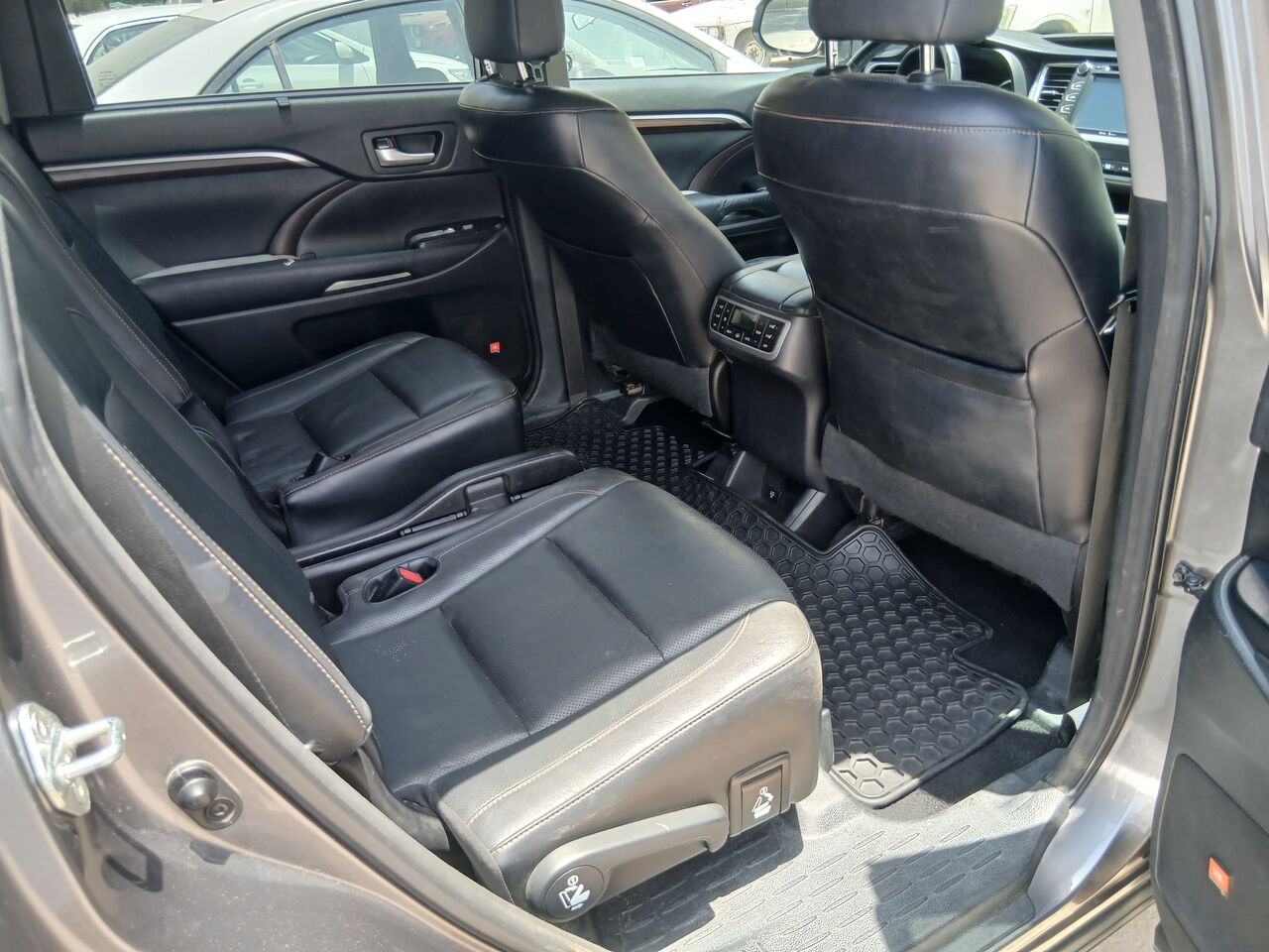Riyadh, Vehicles, Cars & Trucks , SAR 74500,  Toyota Highlander,  2015,  Automatic,  107000 KM,    V6 Full Option | Panoramic Sunroof | Only 107,000 KM