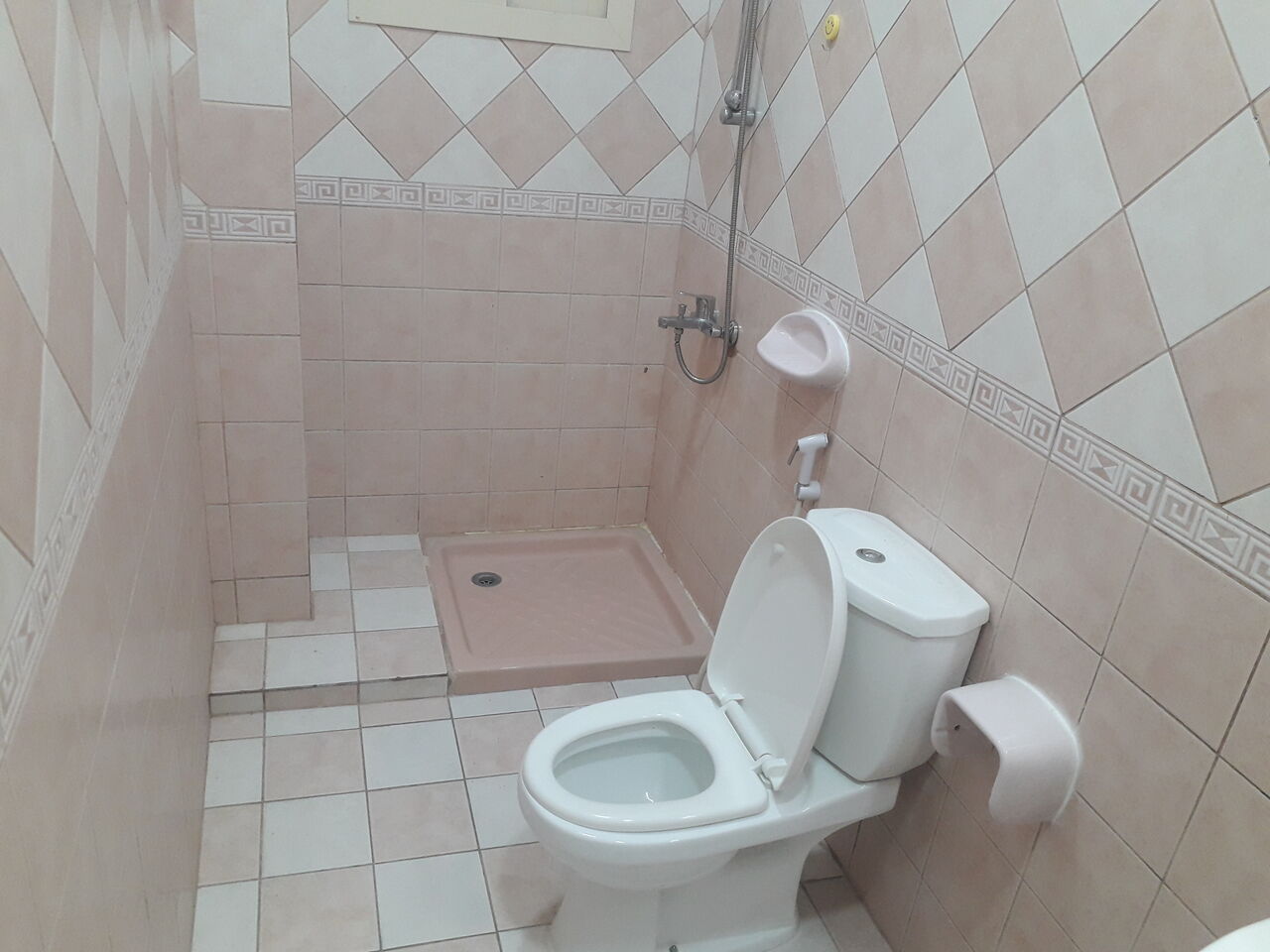 Salmaniya, Apartments, Flats, Houses & Villas, BHD 130/month,  Studio,  70 Sq. Meter,  Studio Semi Furnished Flat Available In Salmaniya Call Aleena